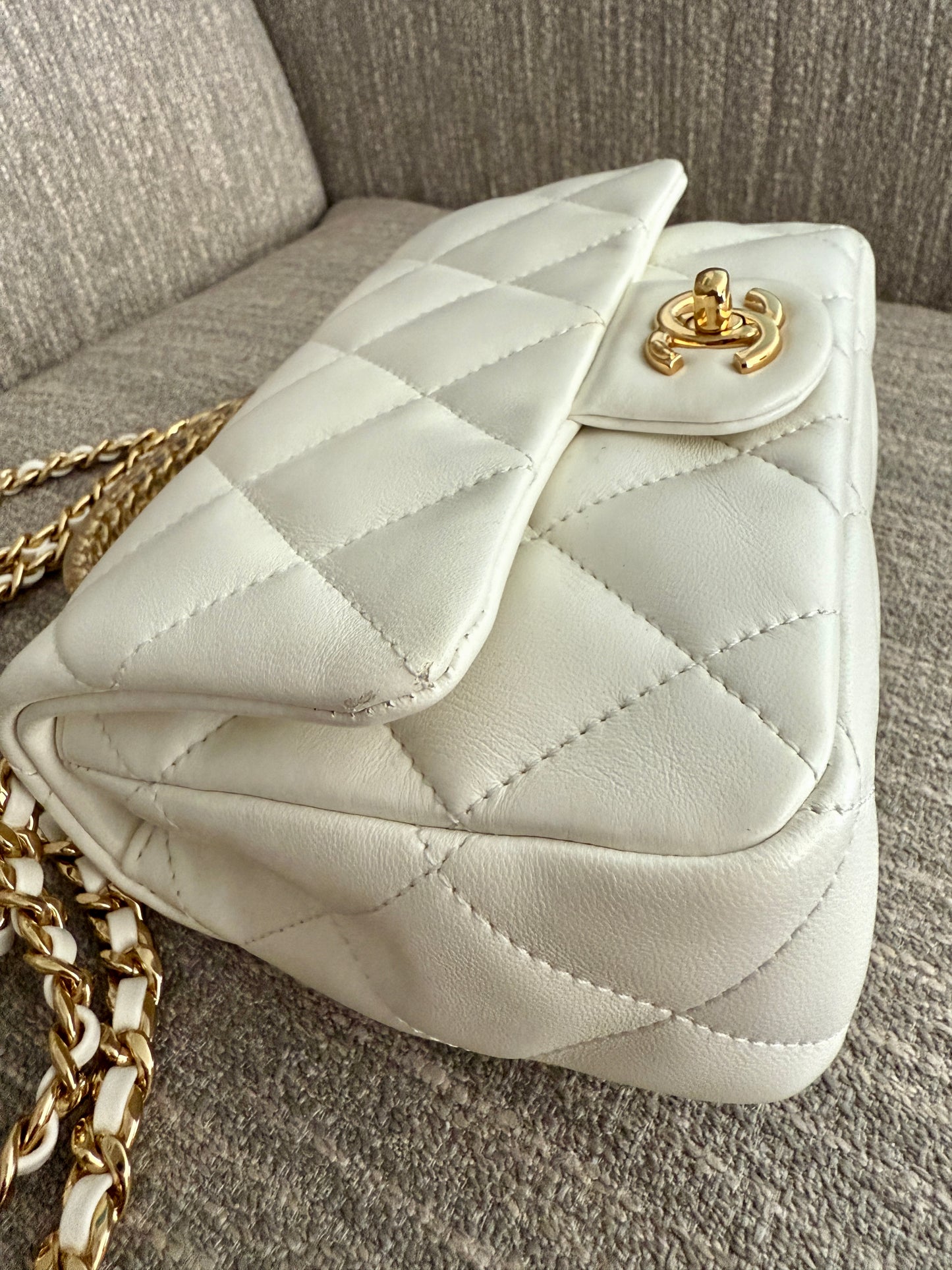Pre-owned CHANEL white leather gold hardware