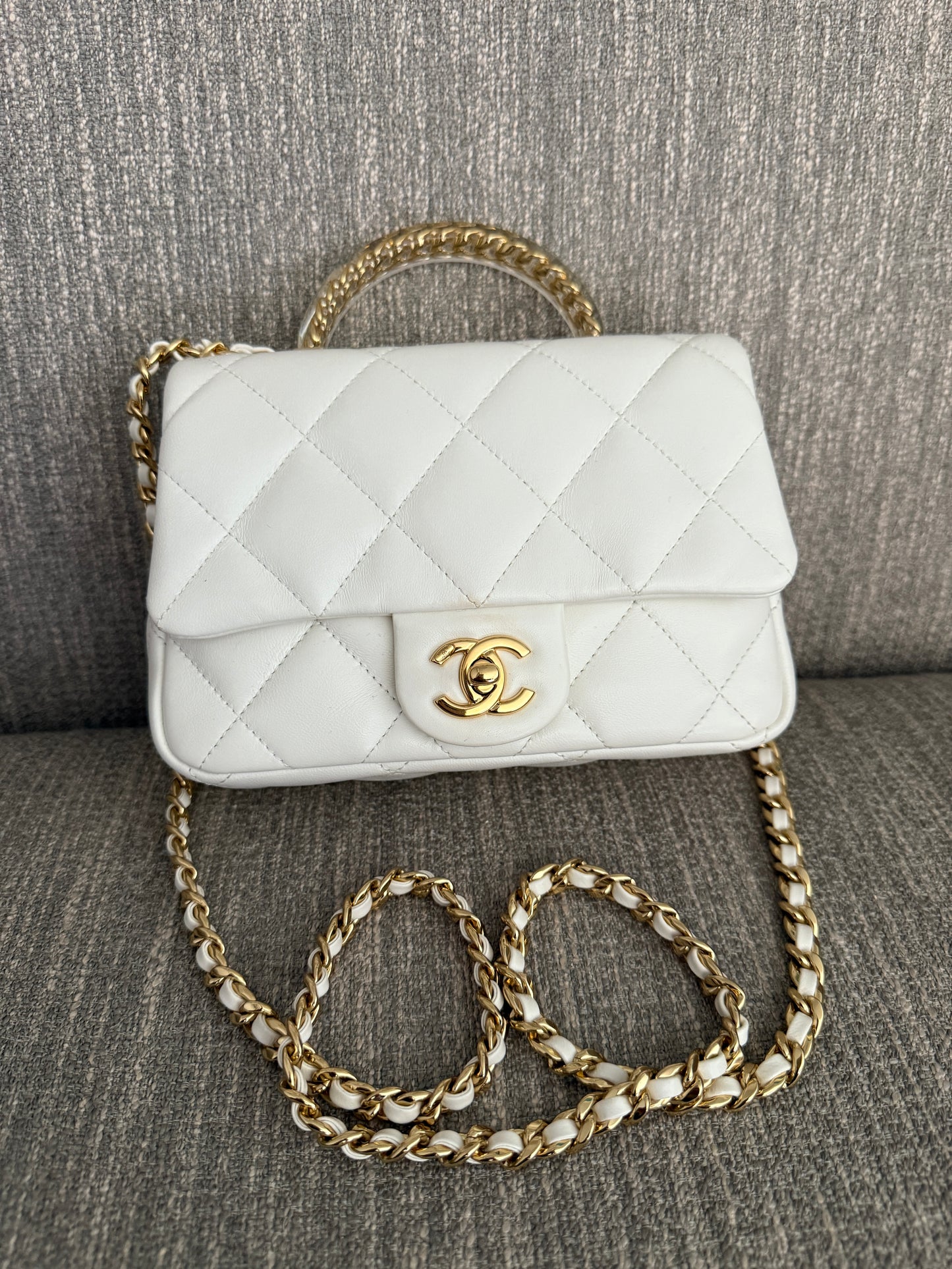 Pre-owned CHANEL white leather gold hardware