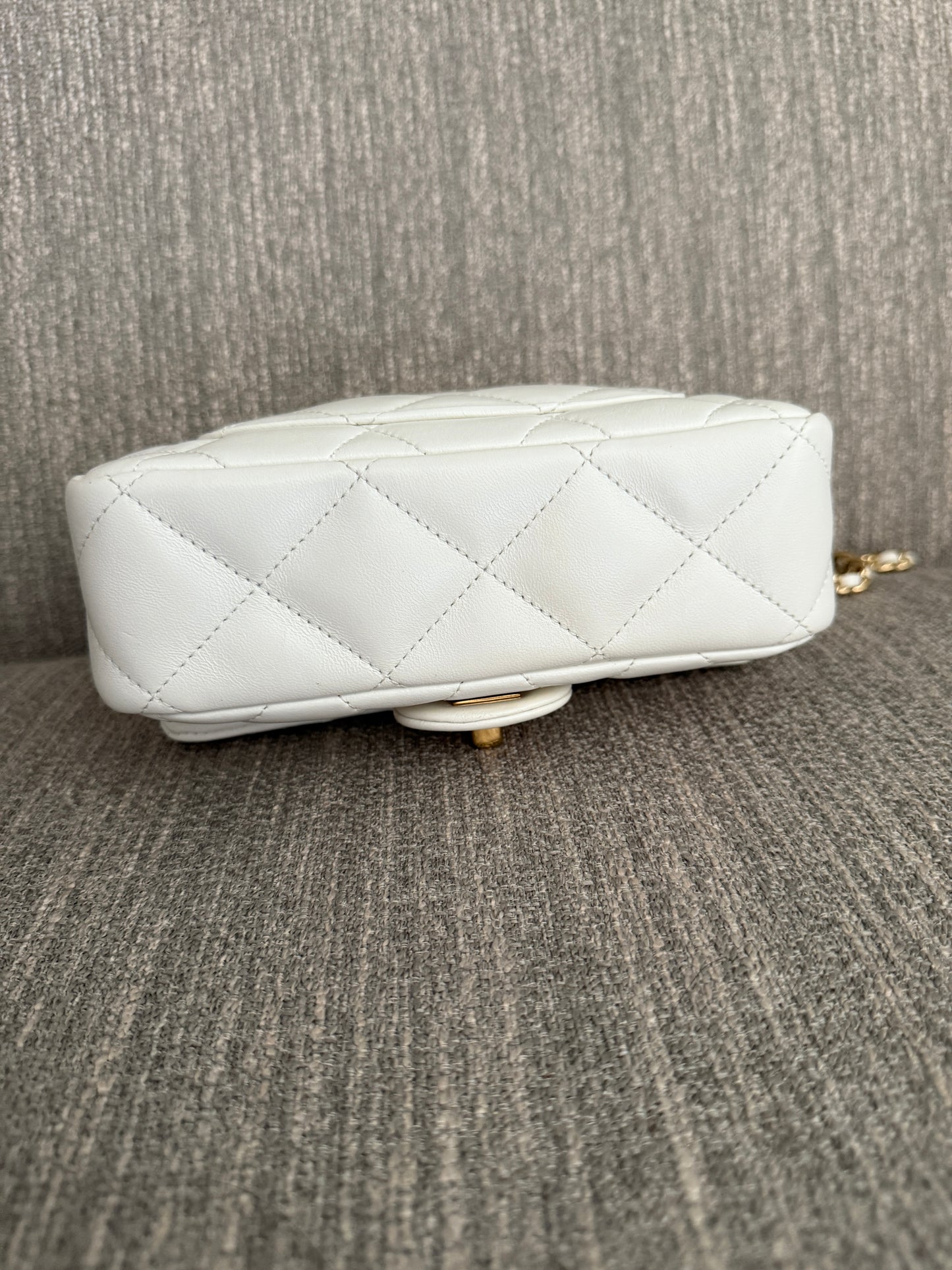 Pre-owned CHANEL white leather gold hardware