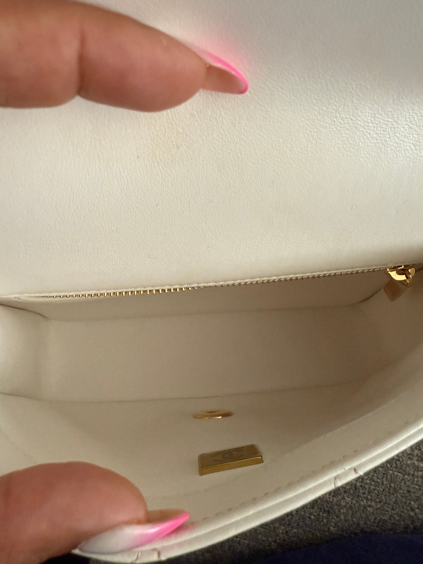 Pre-owned CHANEL white leather gold hardware