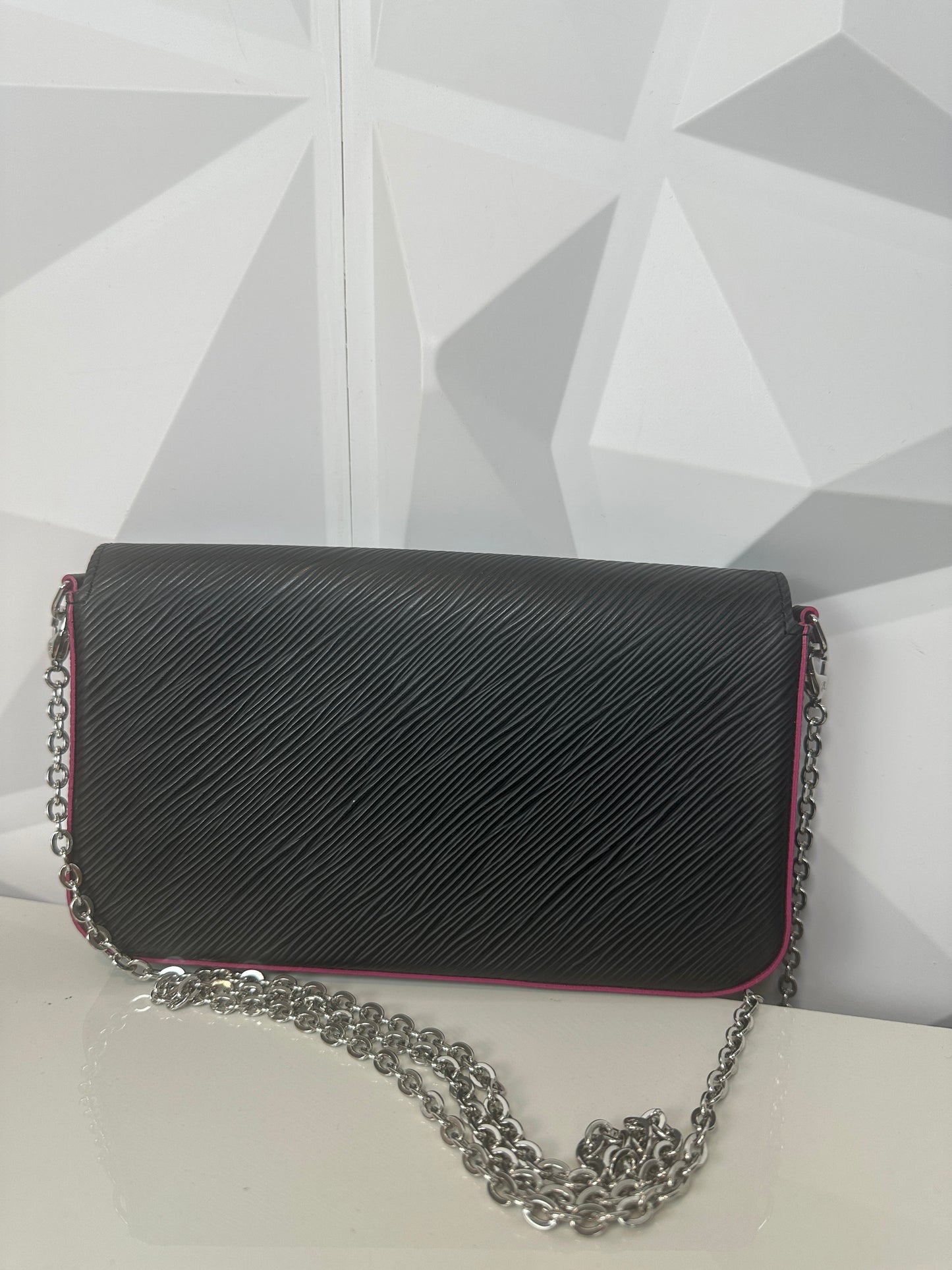 Pre-owned LOUIS VUITTON Felicie Black leather pink interior with box