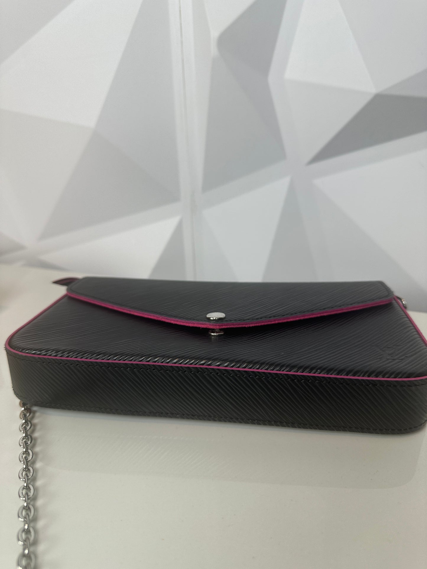 Pre-owned LOUIS VUITTON Felicie Black leather pink interior with box