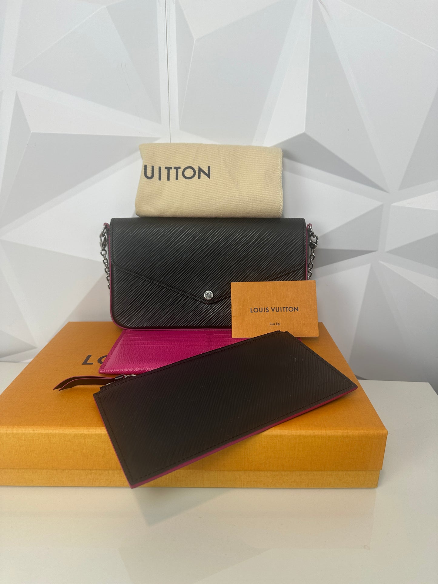 Pre-owned LOUIS VUITTON Felicie Black leather pink interior with box