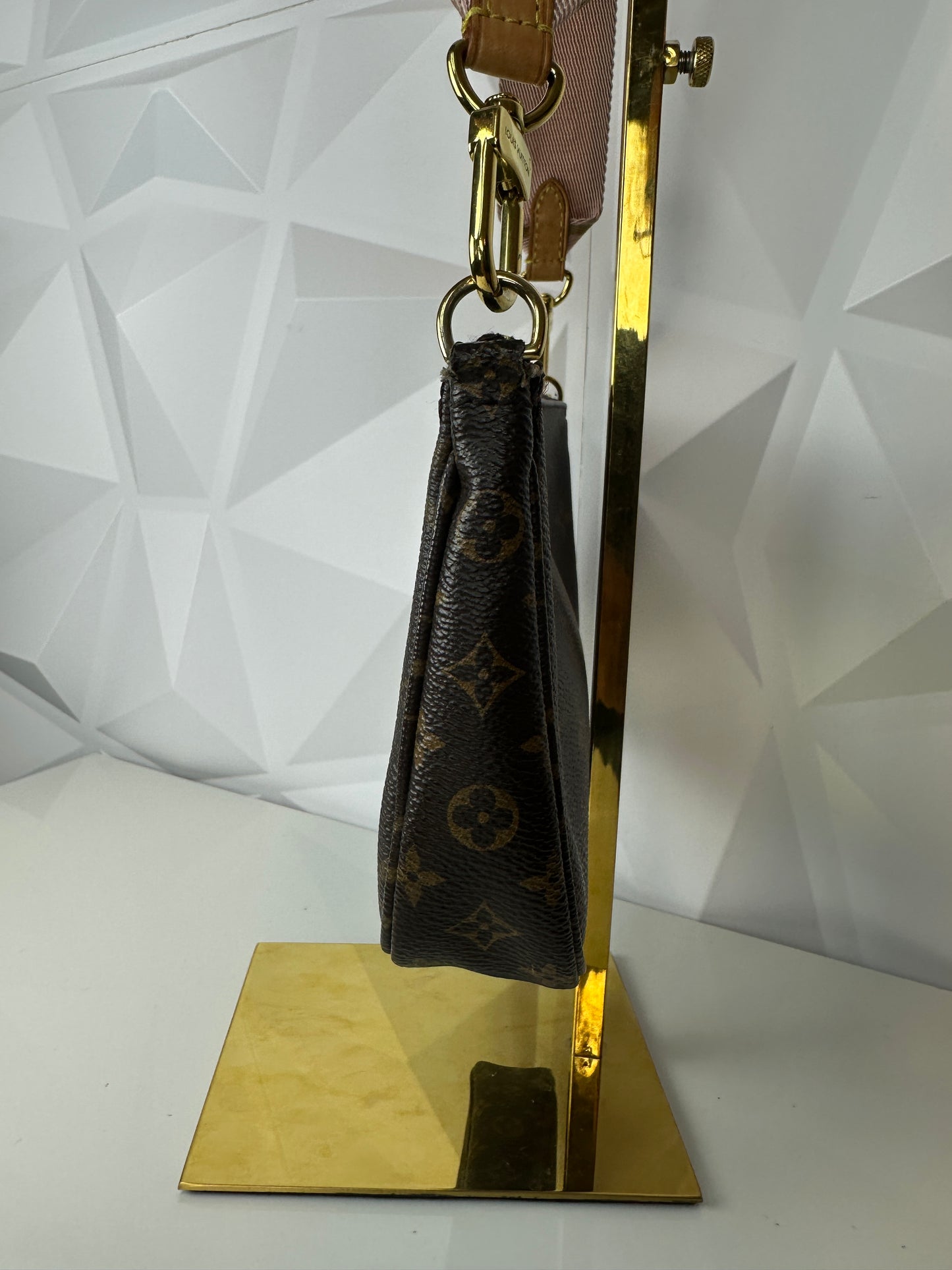 Pre-owned LOUIS VUITTON Monogram Canvas Multi Pochette with pink strap
