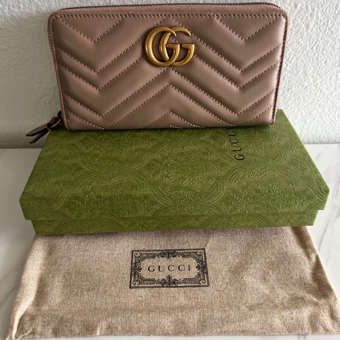 Pre-owned GUCCI Marmont zippy around wallet beige leather_ 300