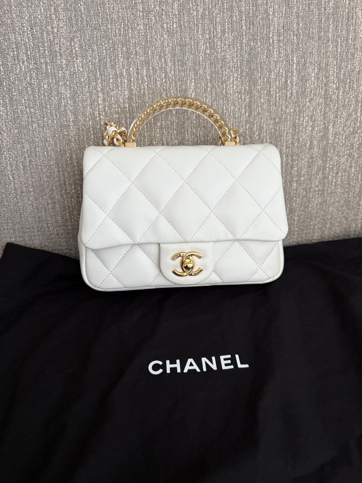 Pre-owned CHANEL white leather gold hardware