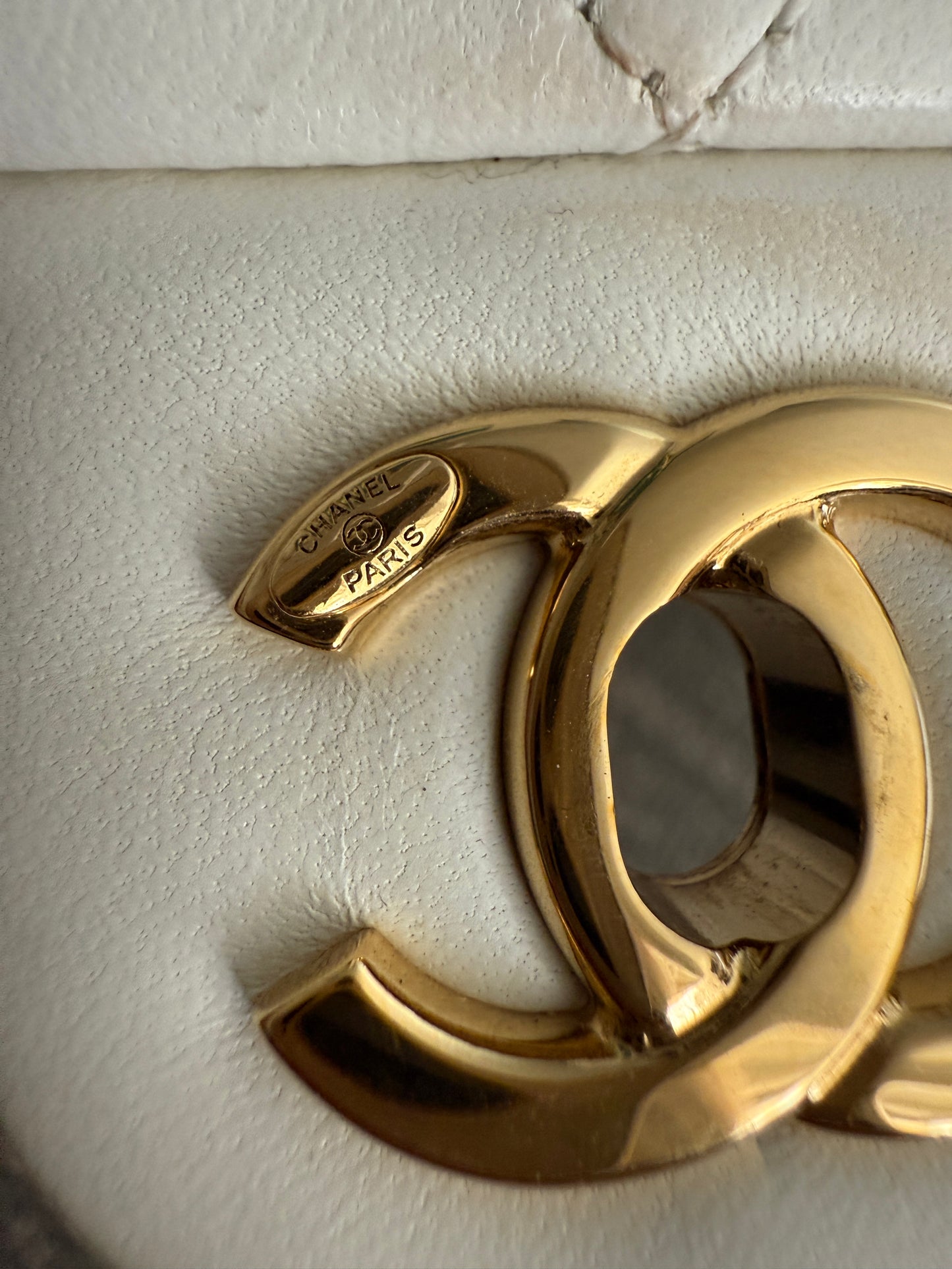 Pre-owned CHANEL white leather gold hardware