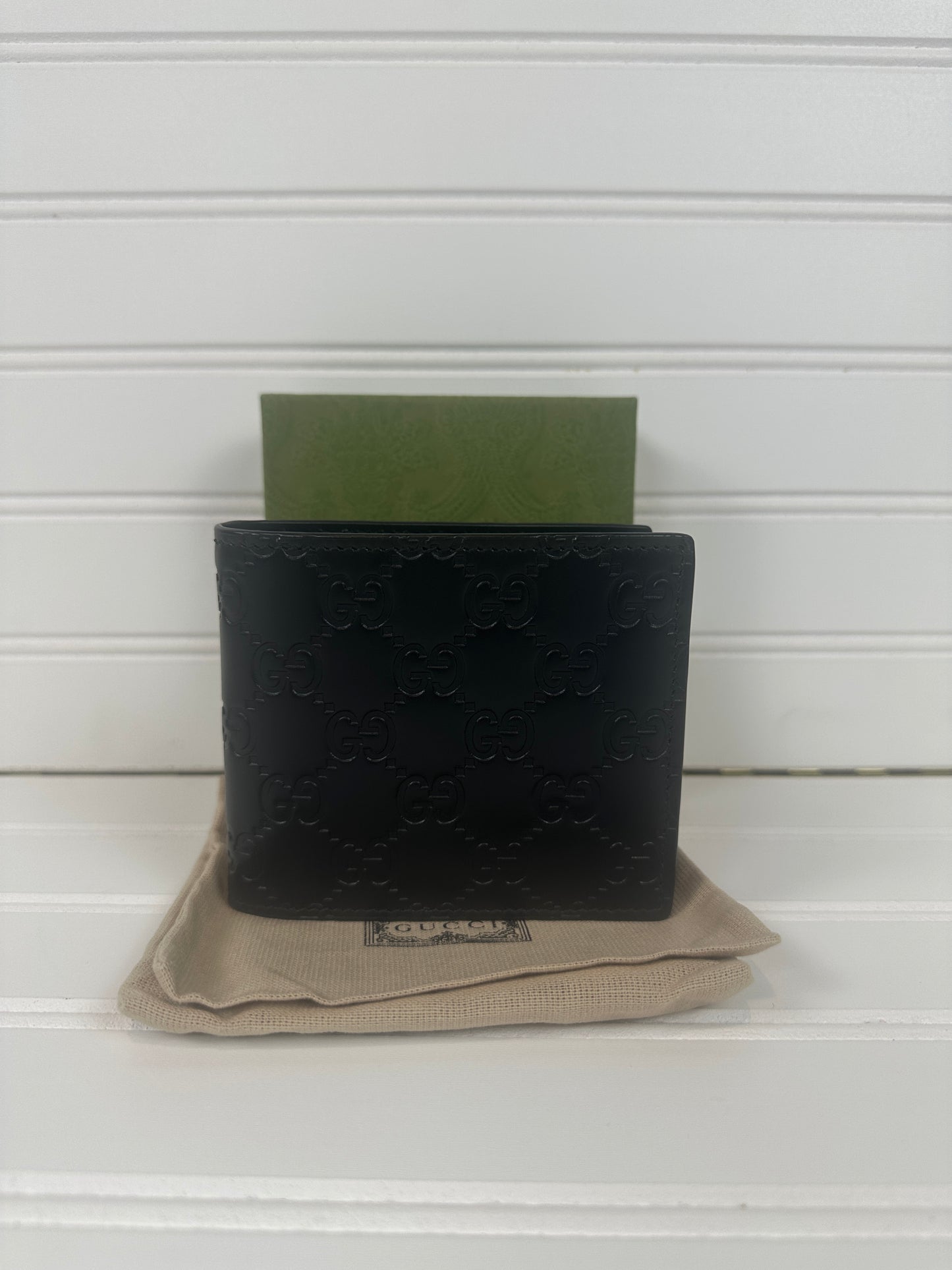 Pre-owned GUCCI GG Emblem bi-fold wallet in Black Leather _231