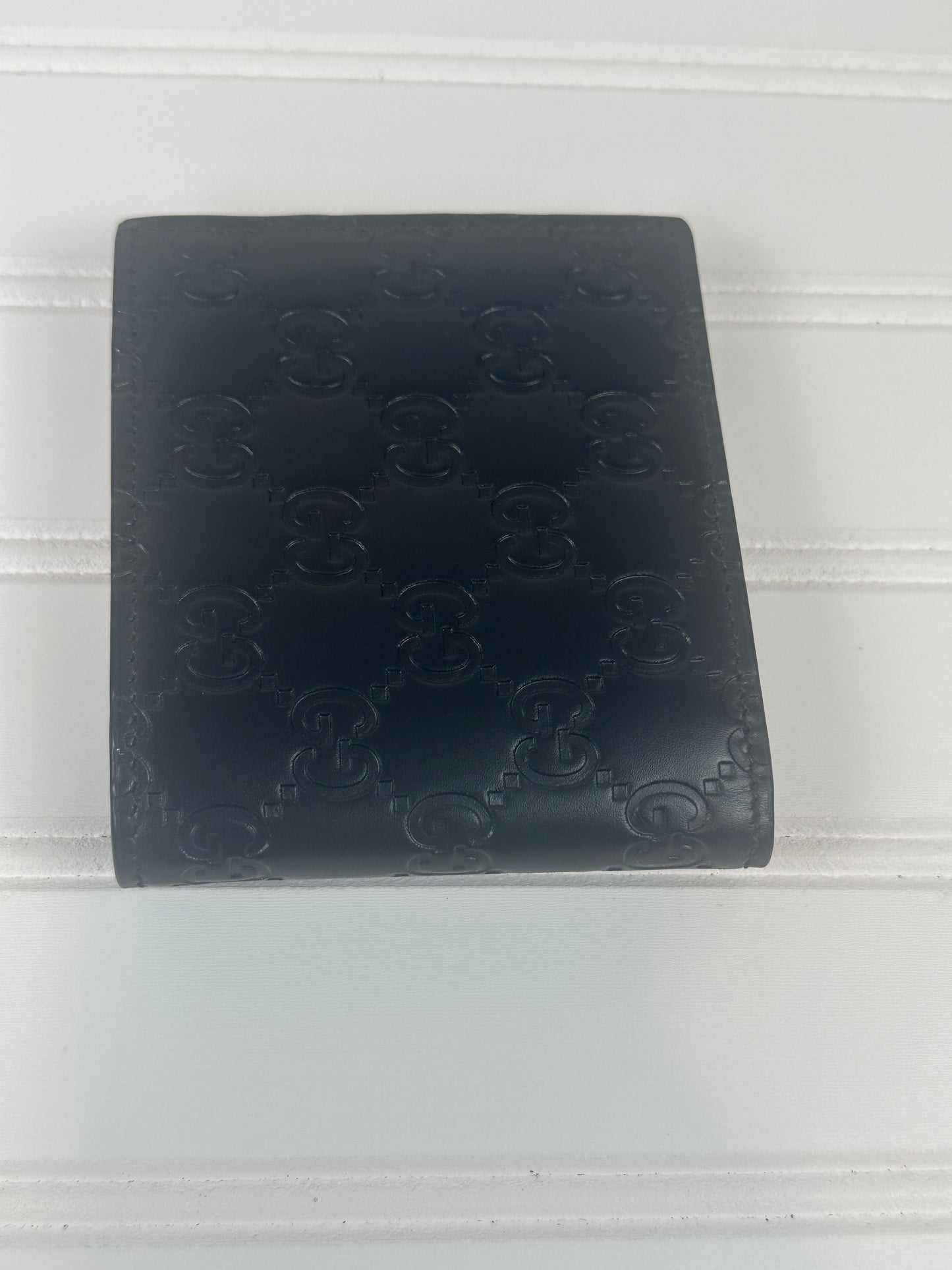 Pre-owned GUCCI GG Emblem bi-fold wallet in Black Leather _231