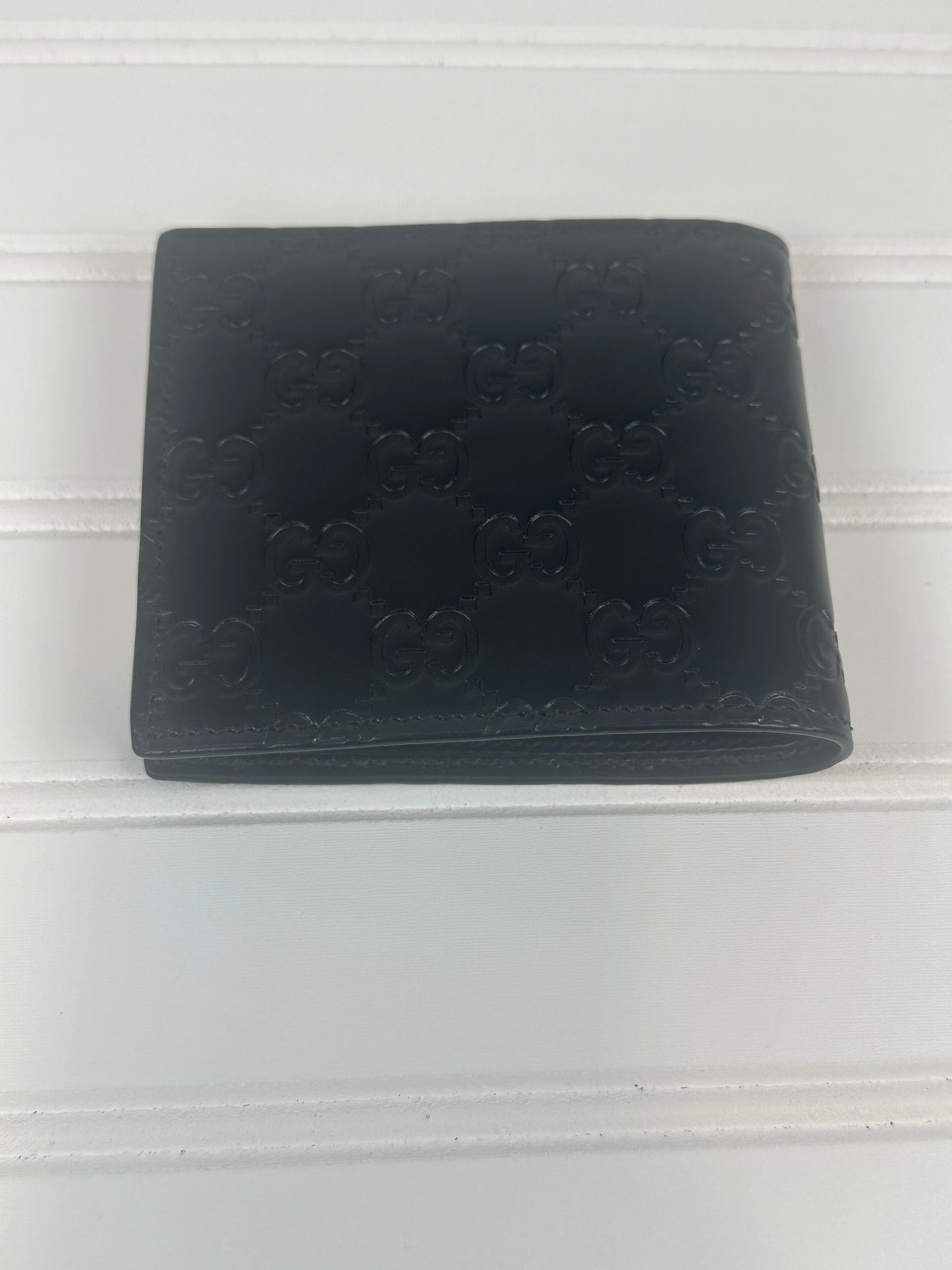 Pre-owned GUCCI GG Emblem bi-fold wallet in Black Leather _231