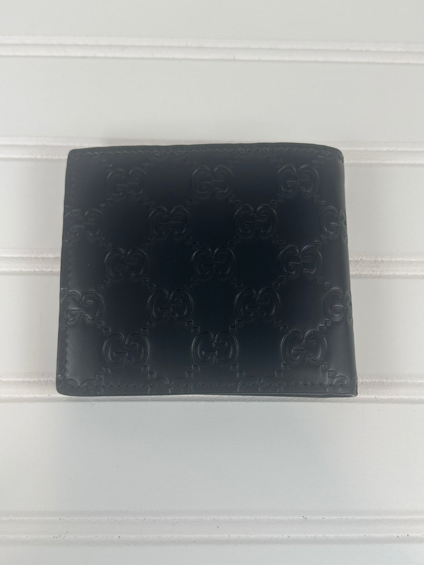 Pre-owned GUCCI GG Emblem bi-fold wallet in Black Leather _231