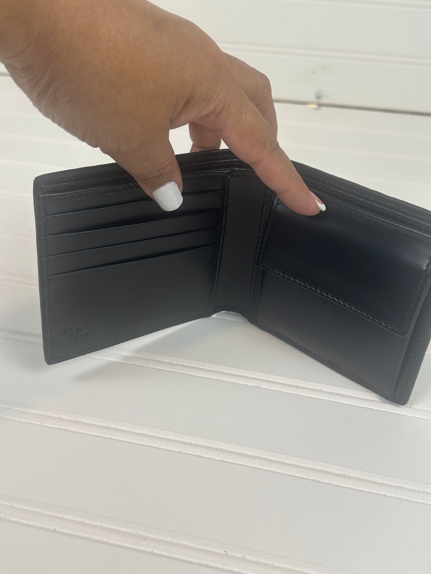 Pre-owned GUCCI GG Emblem bi-fold wallet in Black Leather _231