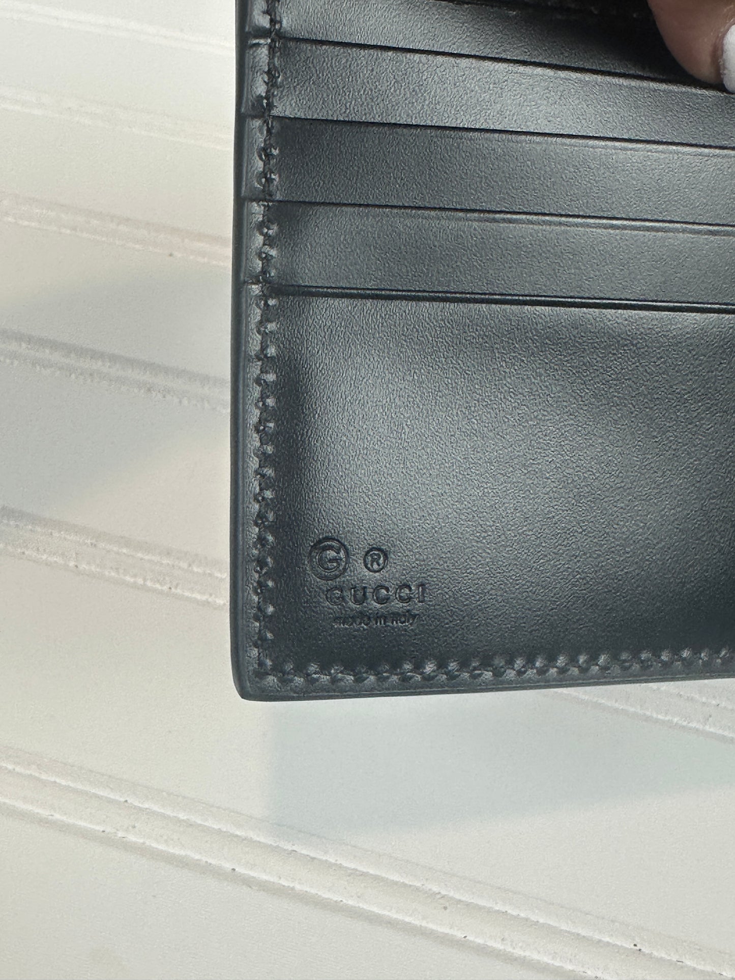 Pre-owned GUCCI GG Emblem bi-fold wallet in Black Leather _231