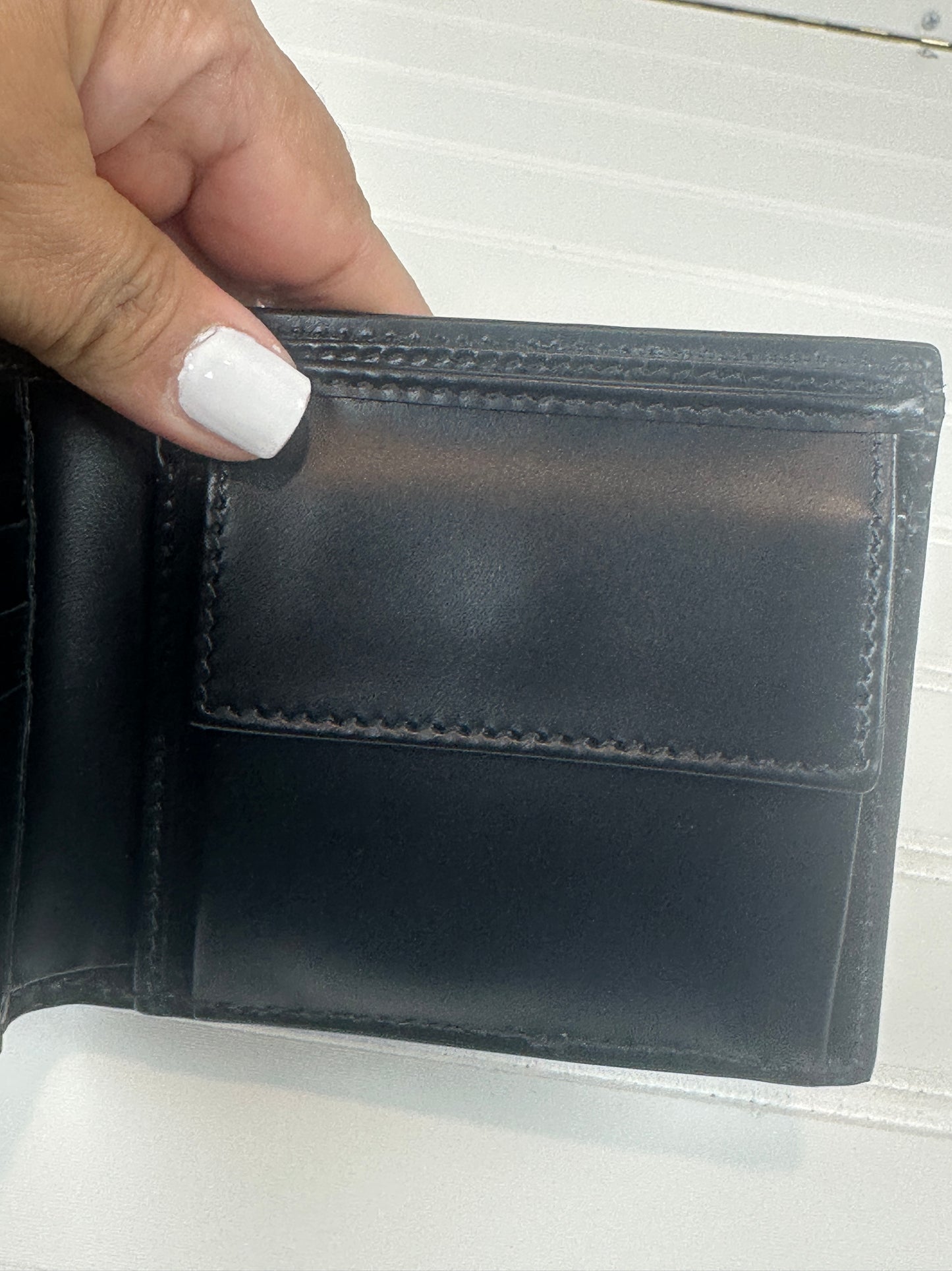 Pre-owned GUCCI GG Emblem bi-fold wallet in Black Leather _231