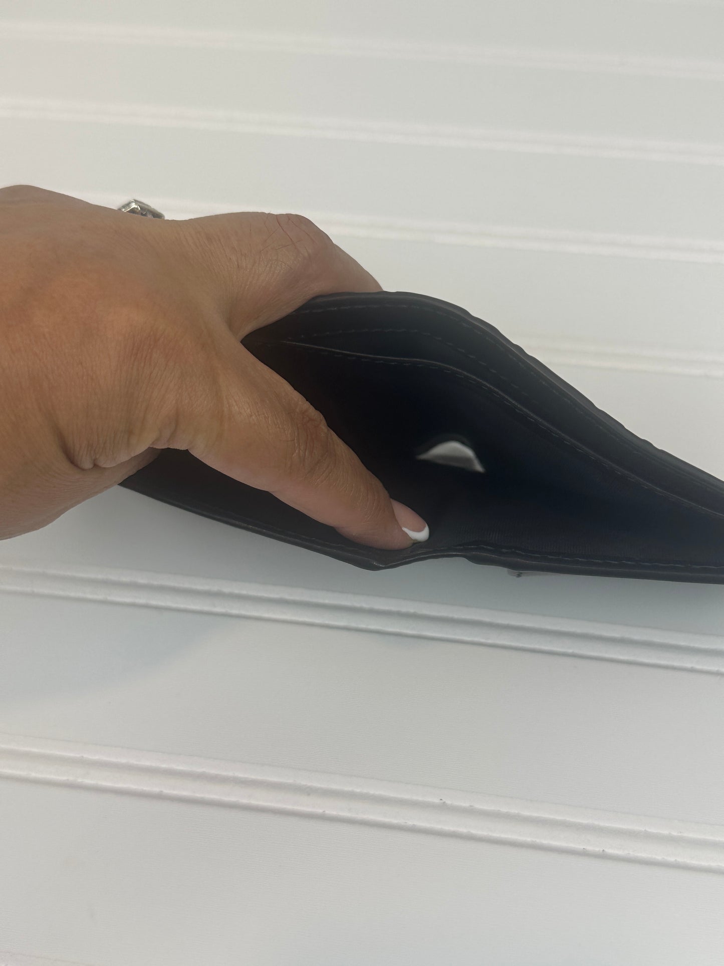 Pre-owned GUCCI GG Emblem bi-fold wallet in Black Leather _231