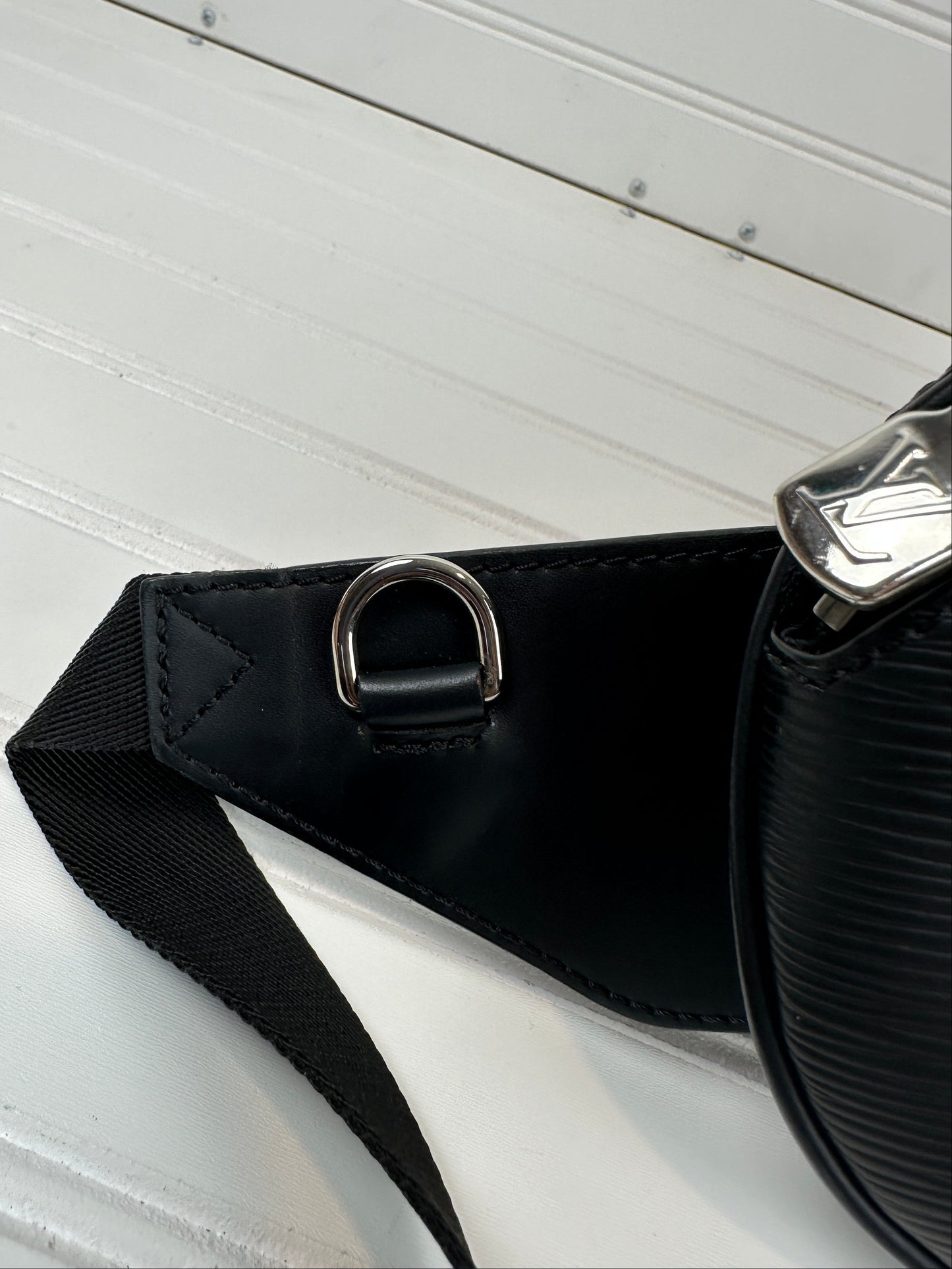 Pre-owned LOUIS VUITTON LV Circle Black and Yellow BumBag Epi Leather_ 248