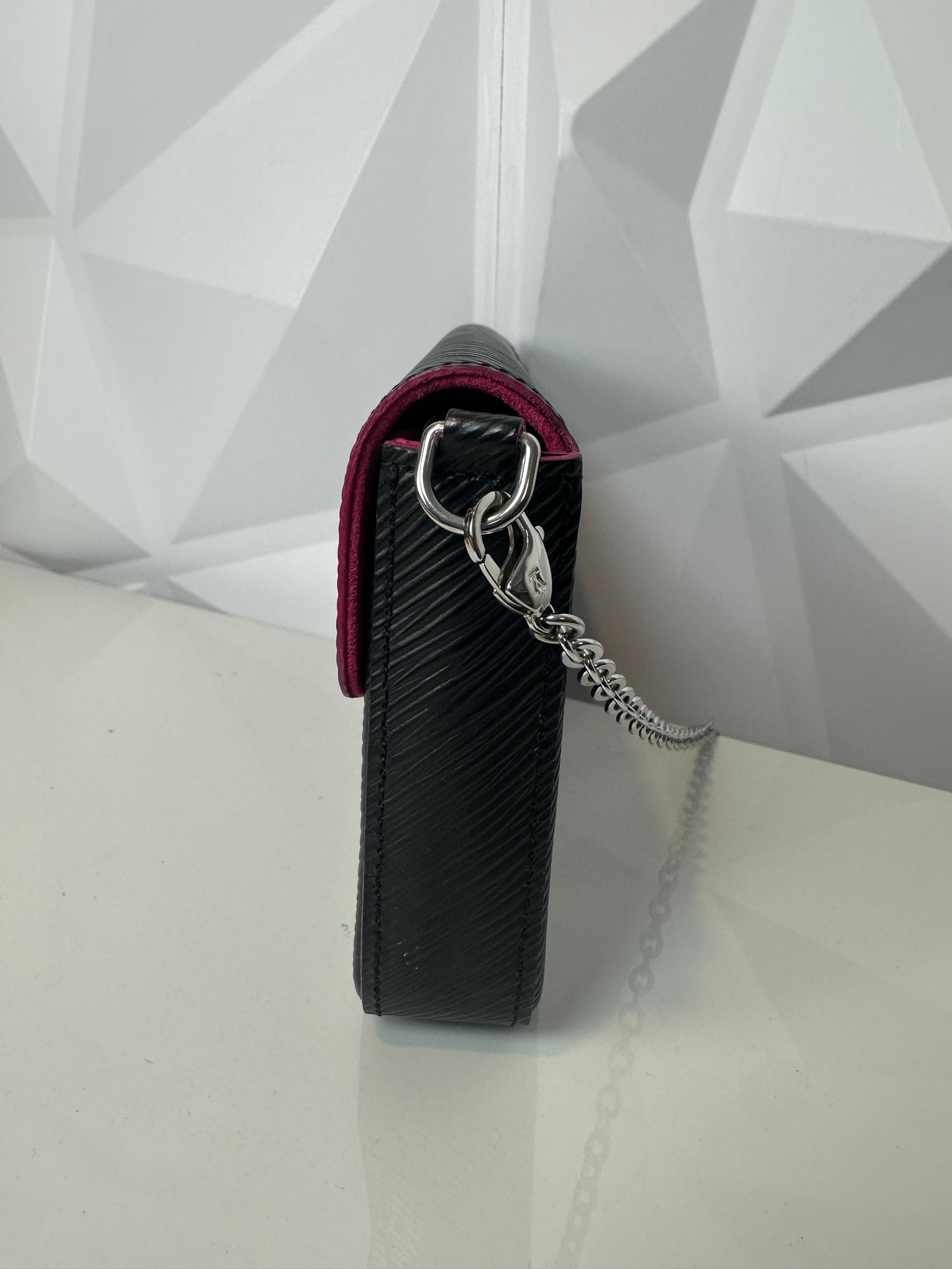 Pre-owned LOUIS VUITTON Felicie Black leather pink interior with box