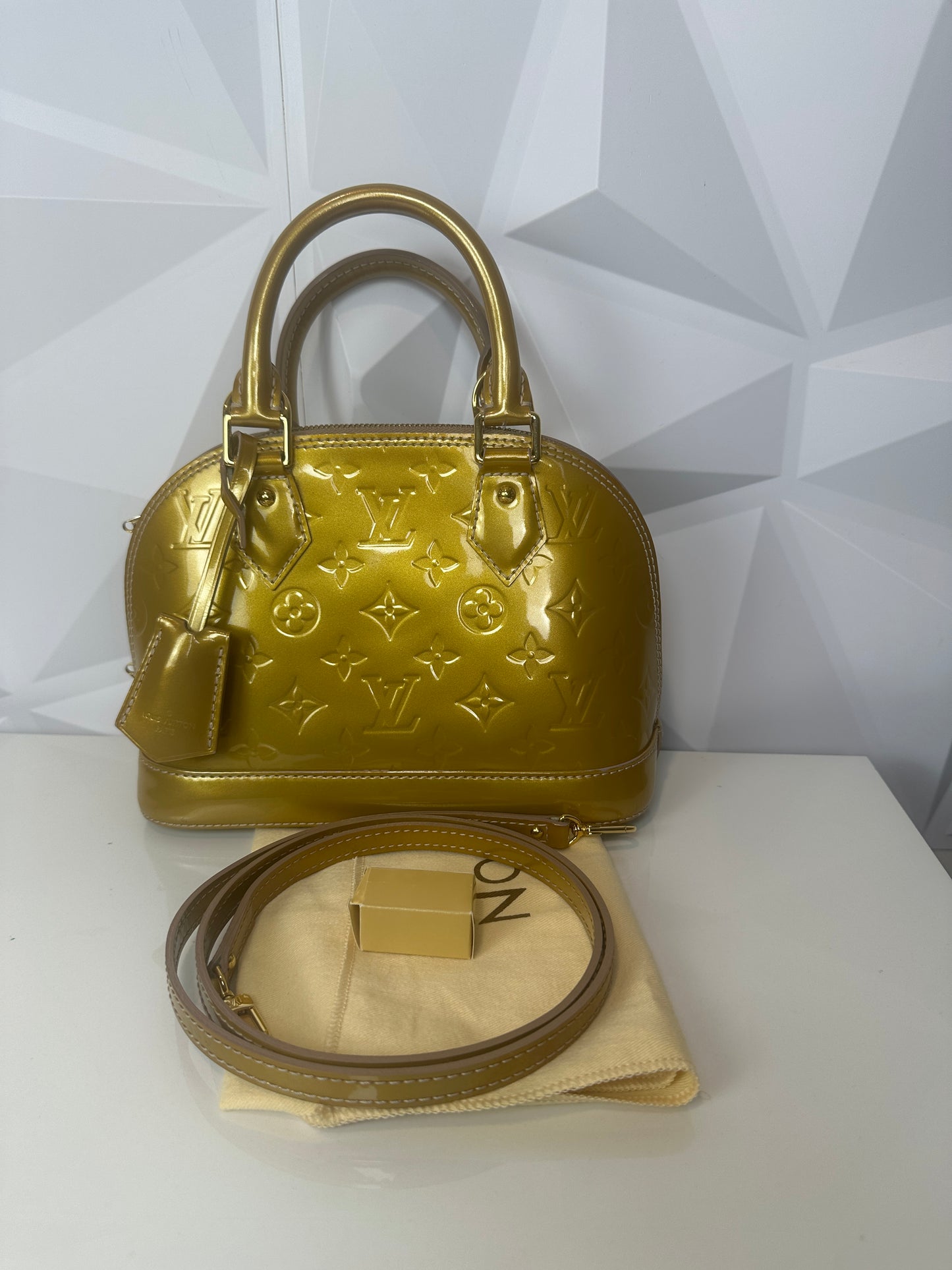Pre-owned LOUIS VUITTON Alma BB beige/gold vernis