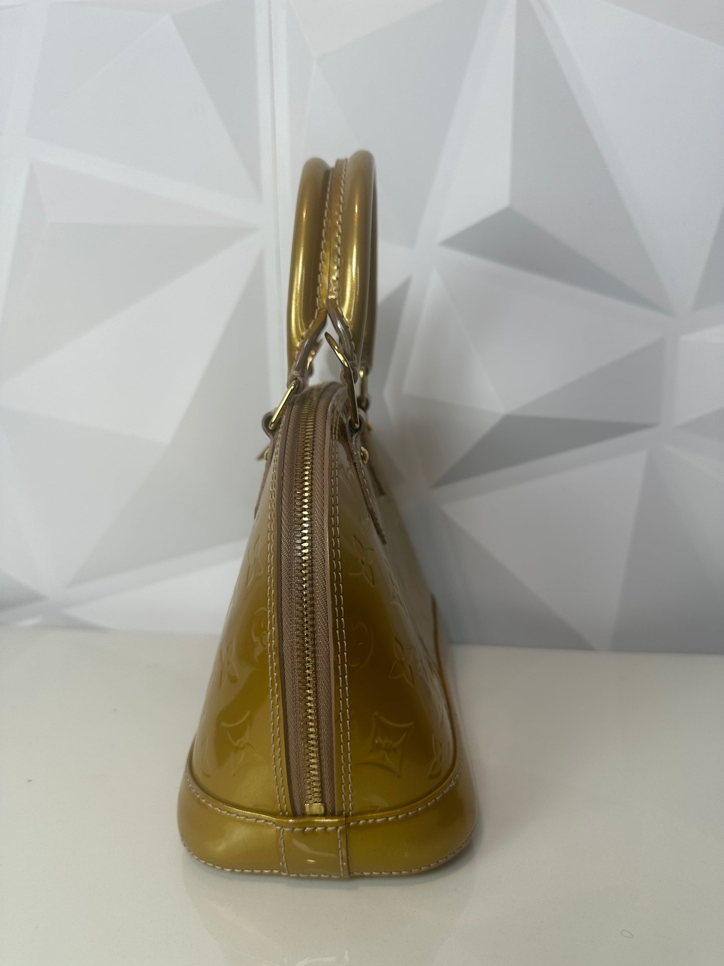 Pre-owned LOUIS VUITTON Alma BB beige/gold vernis
