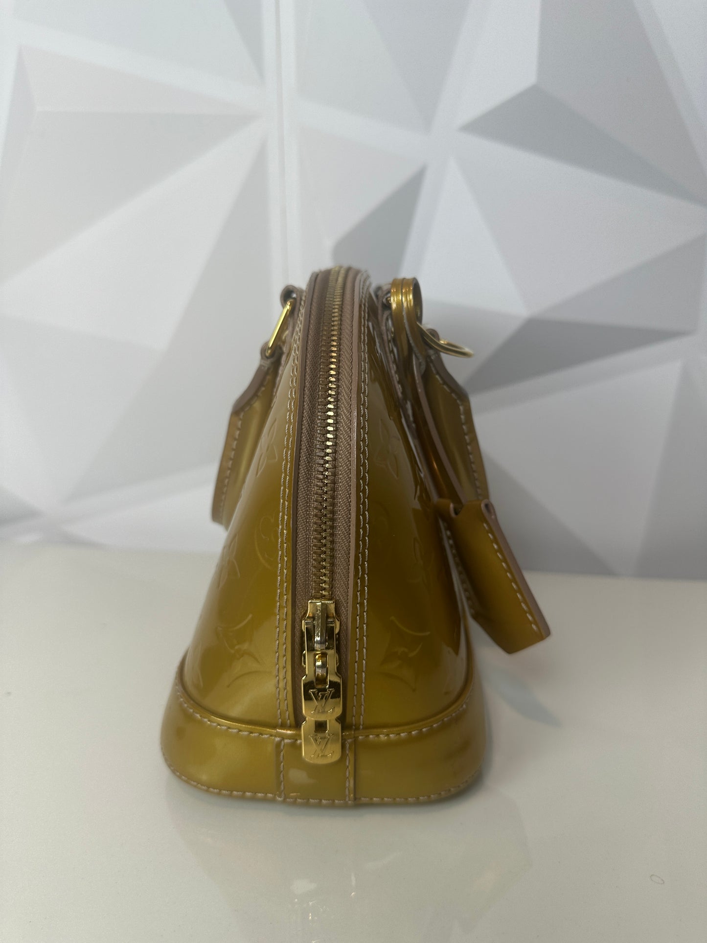Pre-owned LOUIS VUITTON Alma BB beige/gold vernis