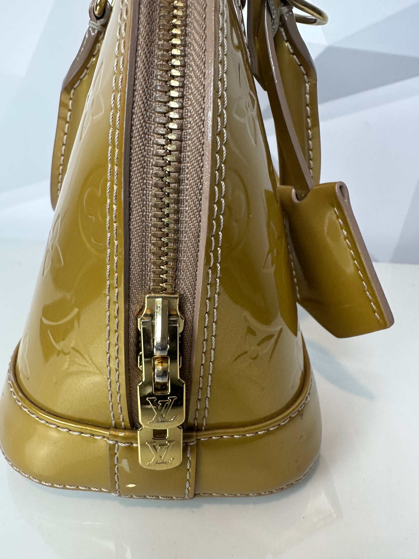 Pre-owned LOUIS VUITTON Alma BB beige/gold vernis