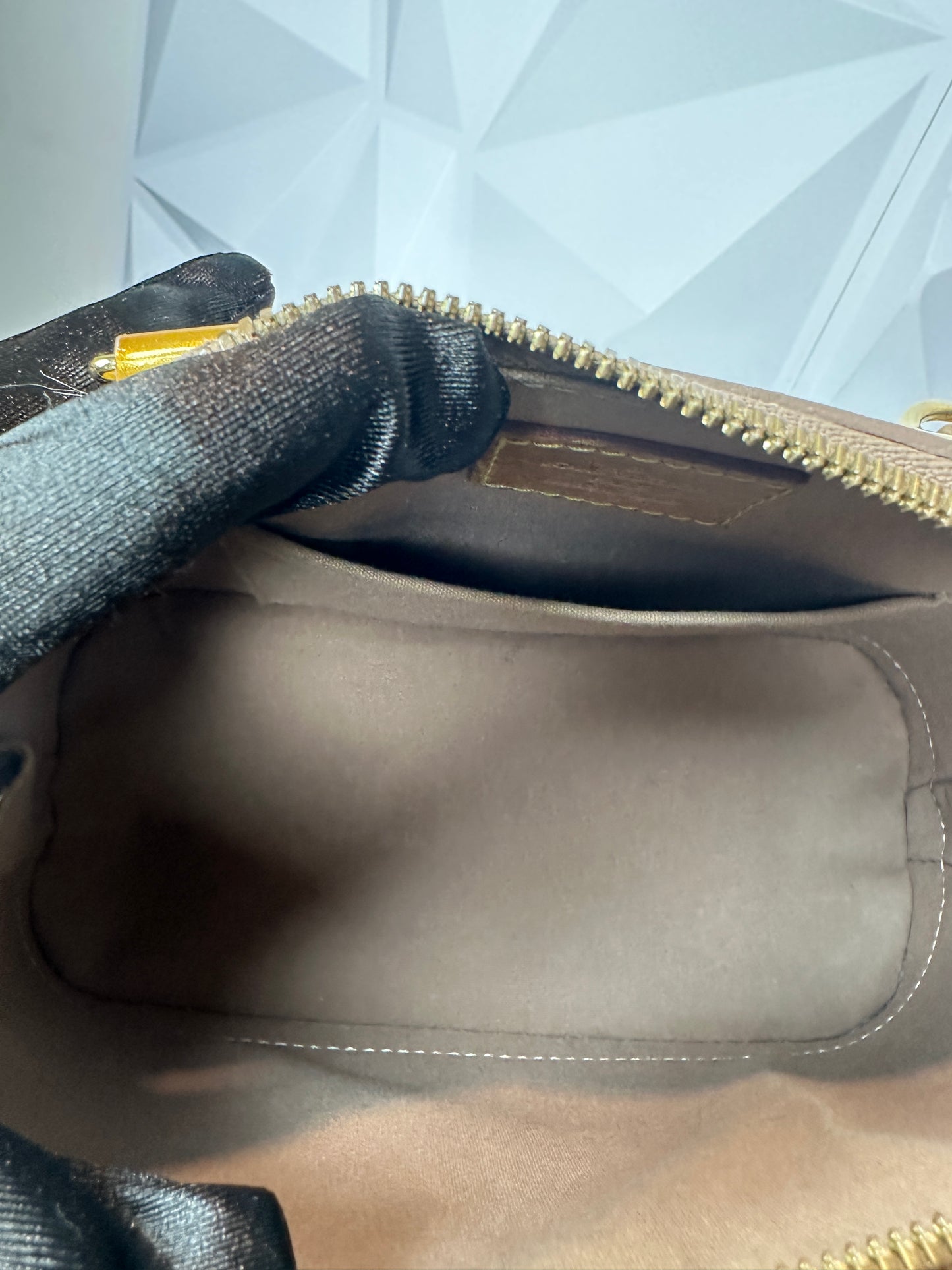 Pre-owned LOUIS VUITTON Alma BB beige/gold vernis