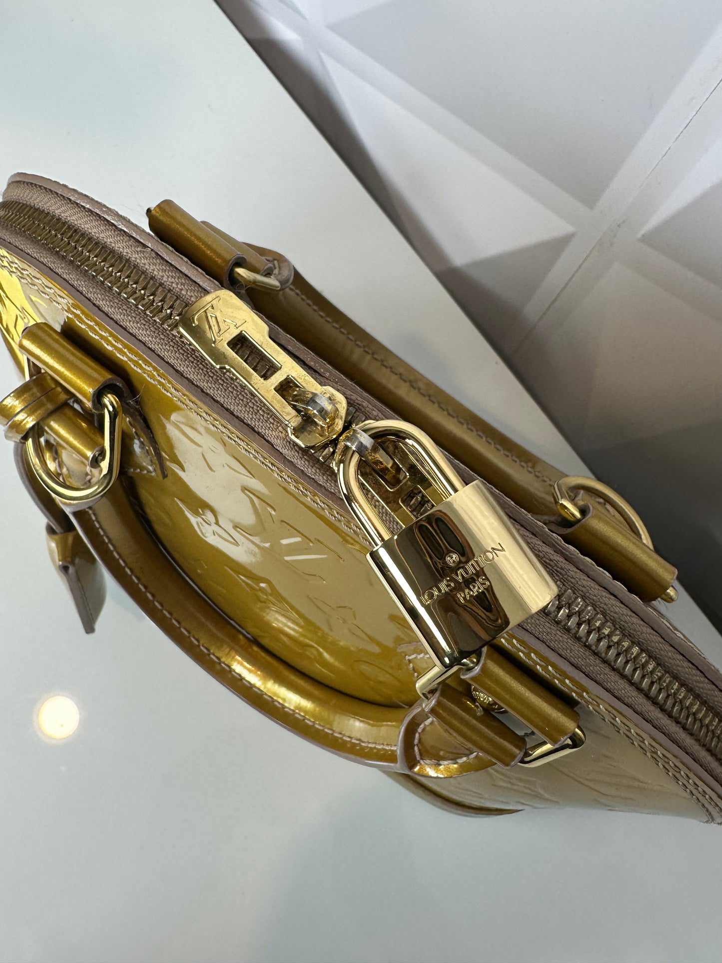 Pre-owned LOUIS VUITTON Alma BB beige/gold vernis