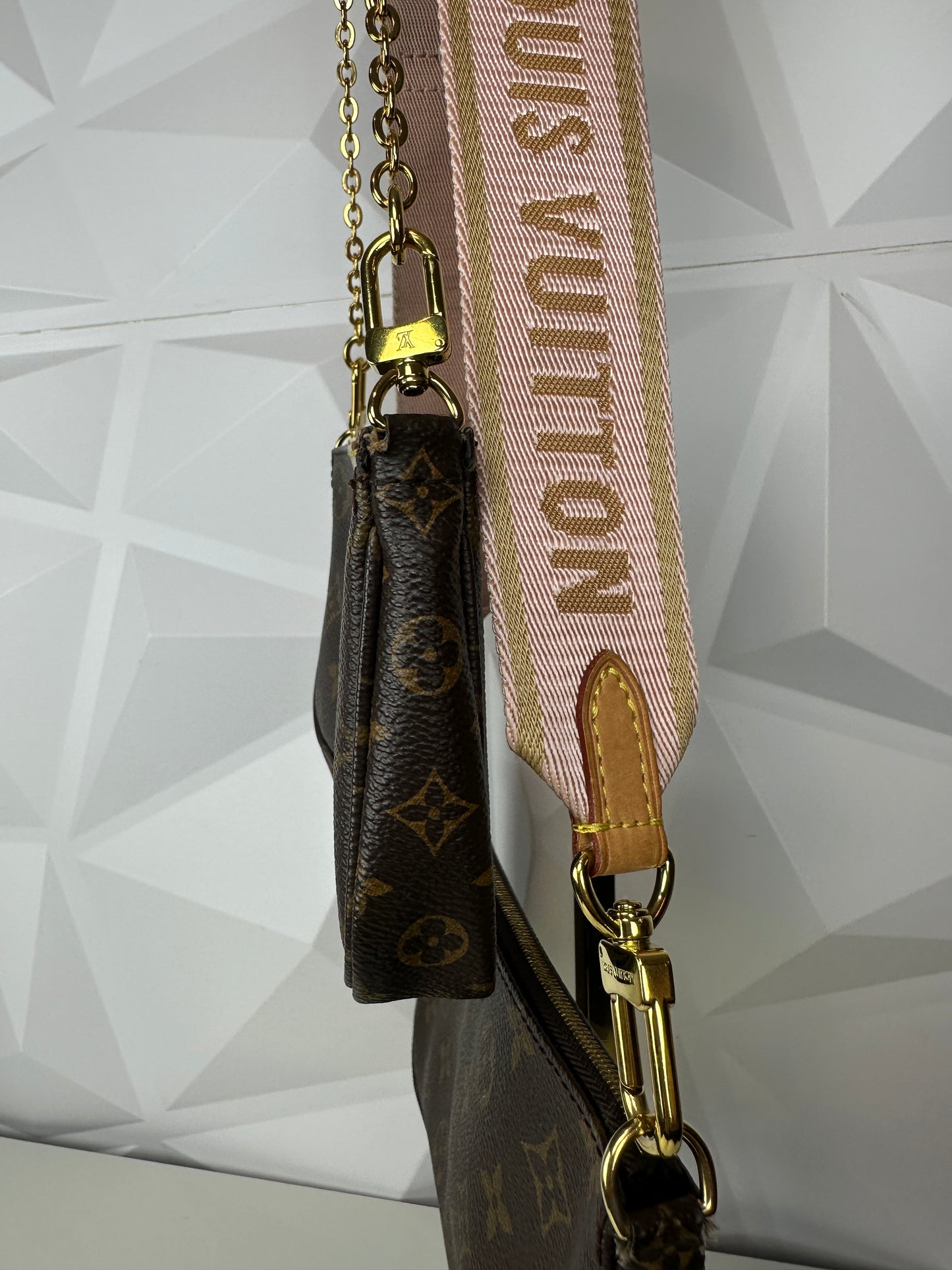 Pre-owned LOUIS VUITTON Monogram Canvas Multi Pochette with pink strap