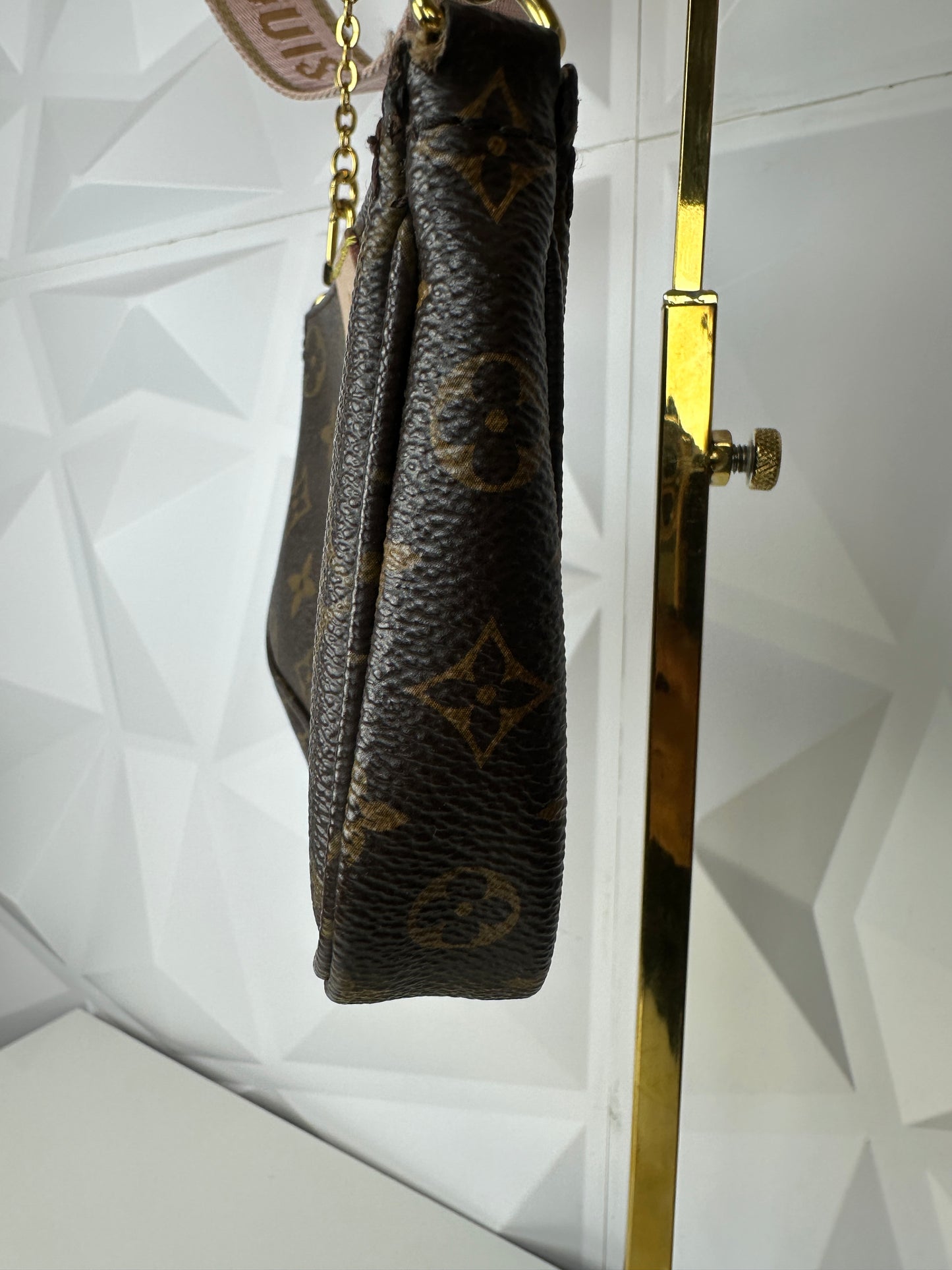 Pre-owned LOUIS VUITTON Monogram Canvas Multi Pochette with pink strap