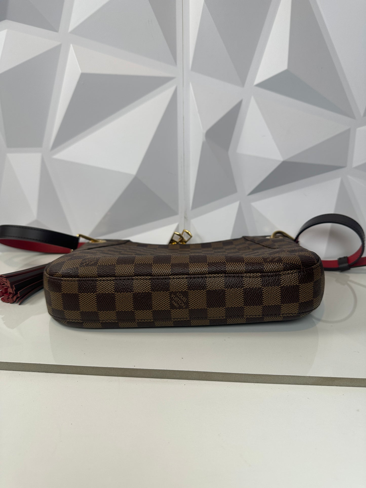 Pre-owned LOUIS VUITTON Damier South Bank Besace Red interior