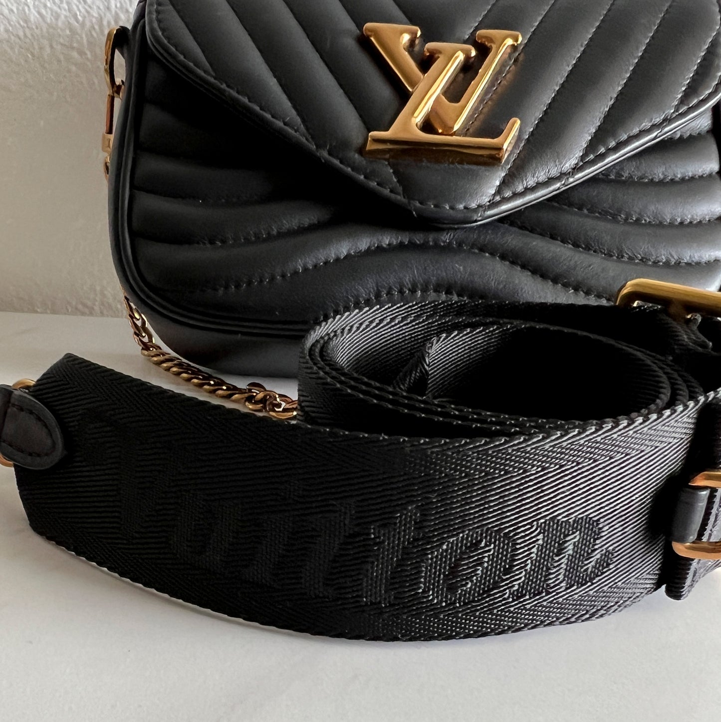 PRE-OWNED LOUIS VUITTON New Wave Multipochette Black Leather _275