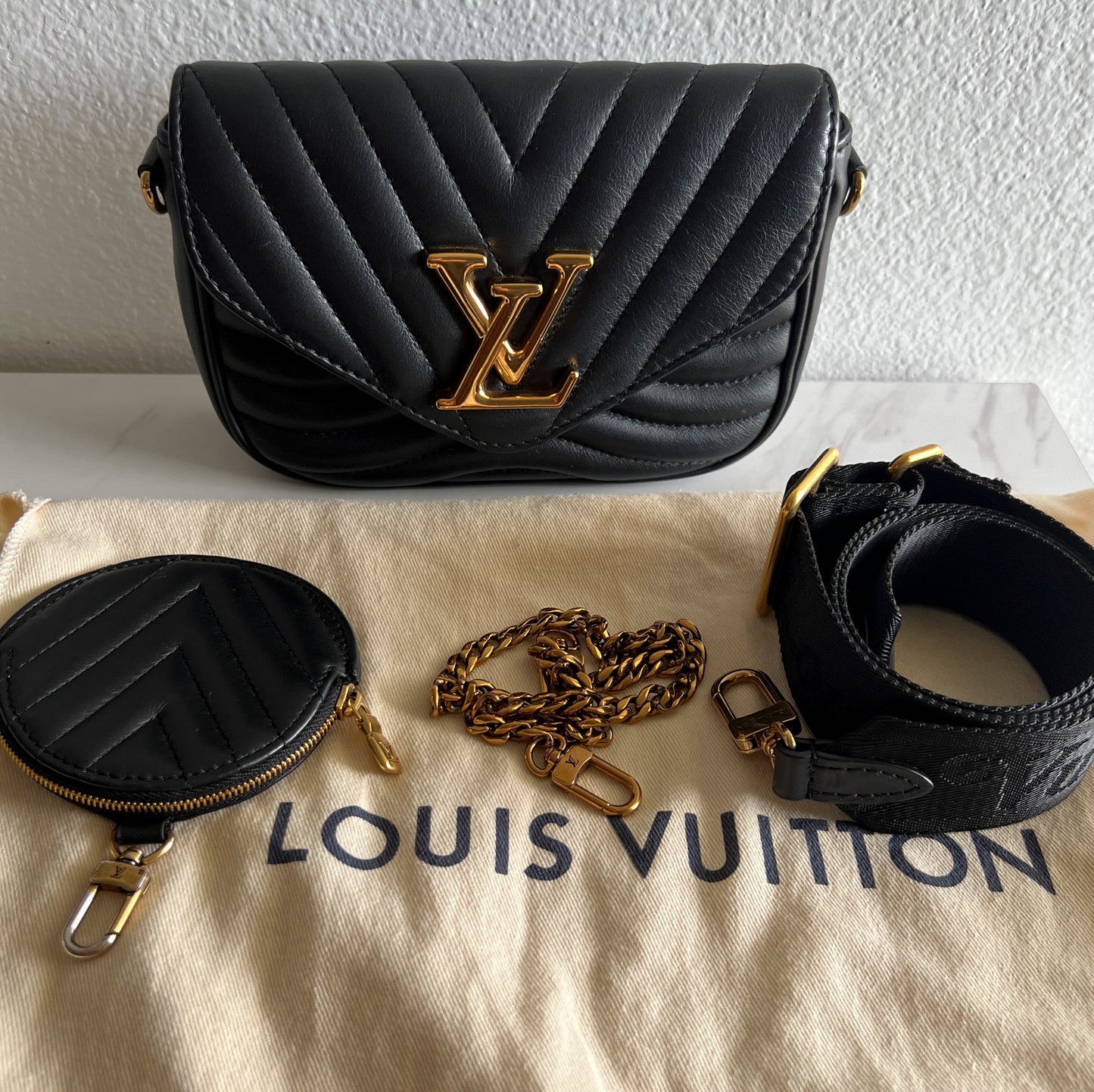 PRE-OWNED LOUIS VUITTON New Wave Multipochette Black Leather _275