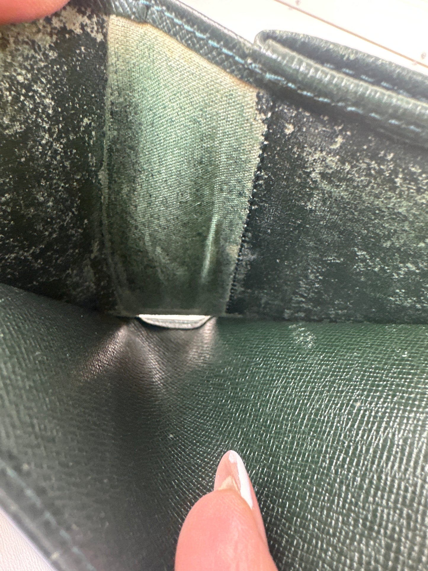 Pre-owned LOUIS VUITTON Bi-fold Wallet Green Leather _190-4