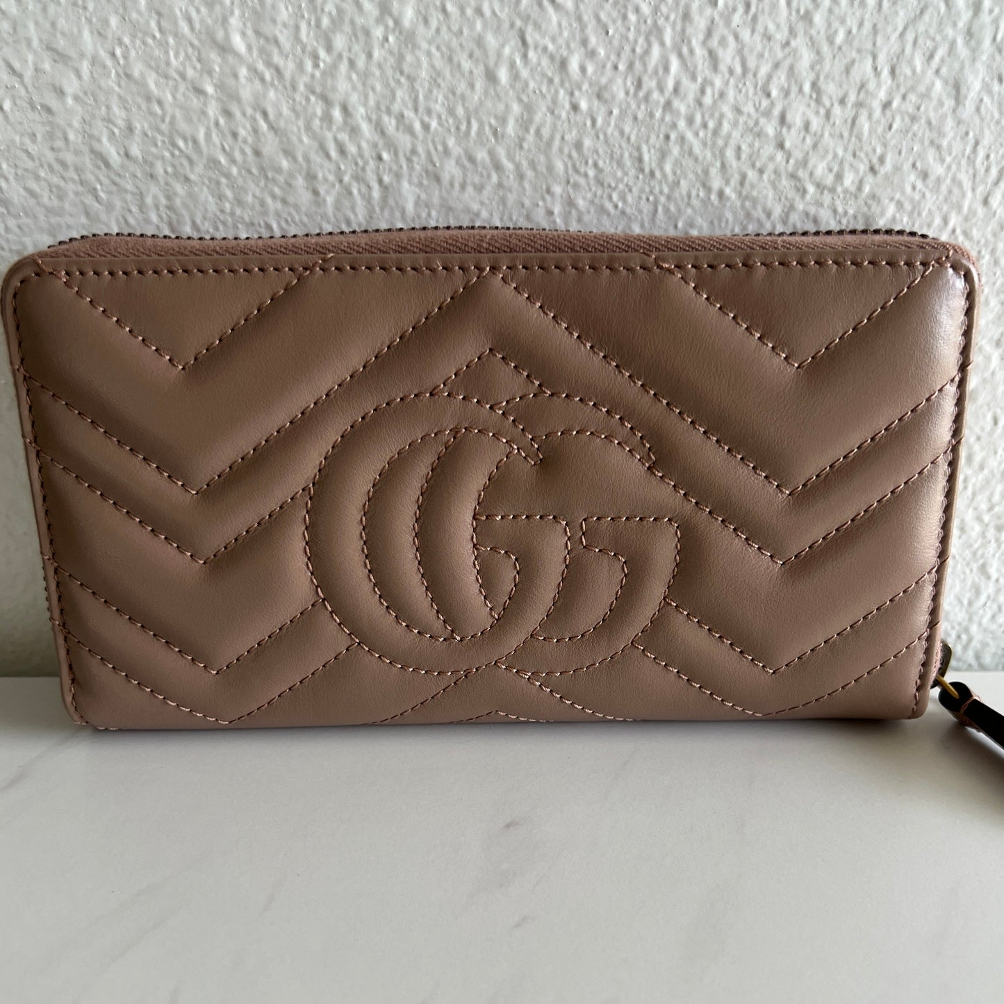 Pre-owned GUCCI Marmont zippy around wallet beige leather_ 300
